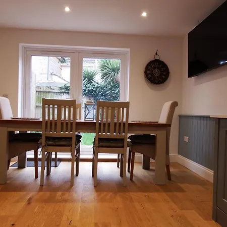 Newly Renovated 3 Bedroom Victorian Detached House-2
